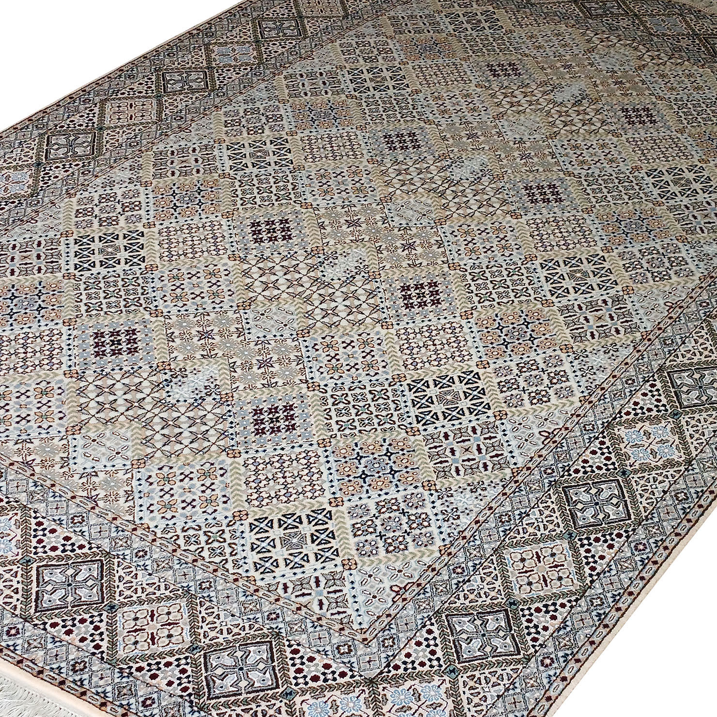 فرش نایین نقشه جوشقان دستباف کرم ۶ لا گل ابریشم – ۴ متری – کد ۱۰