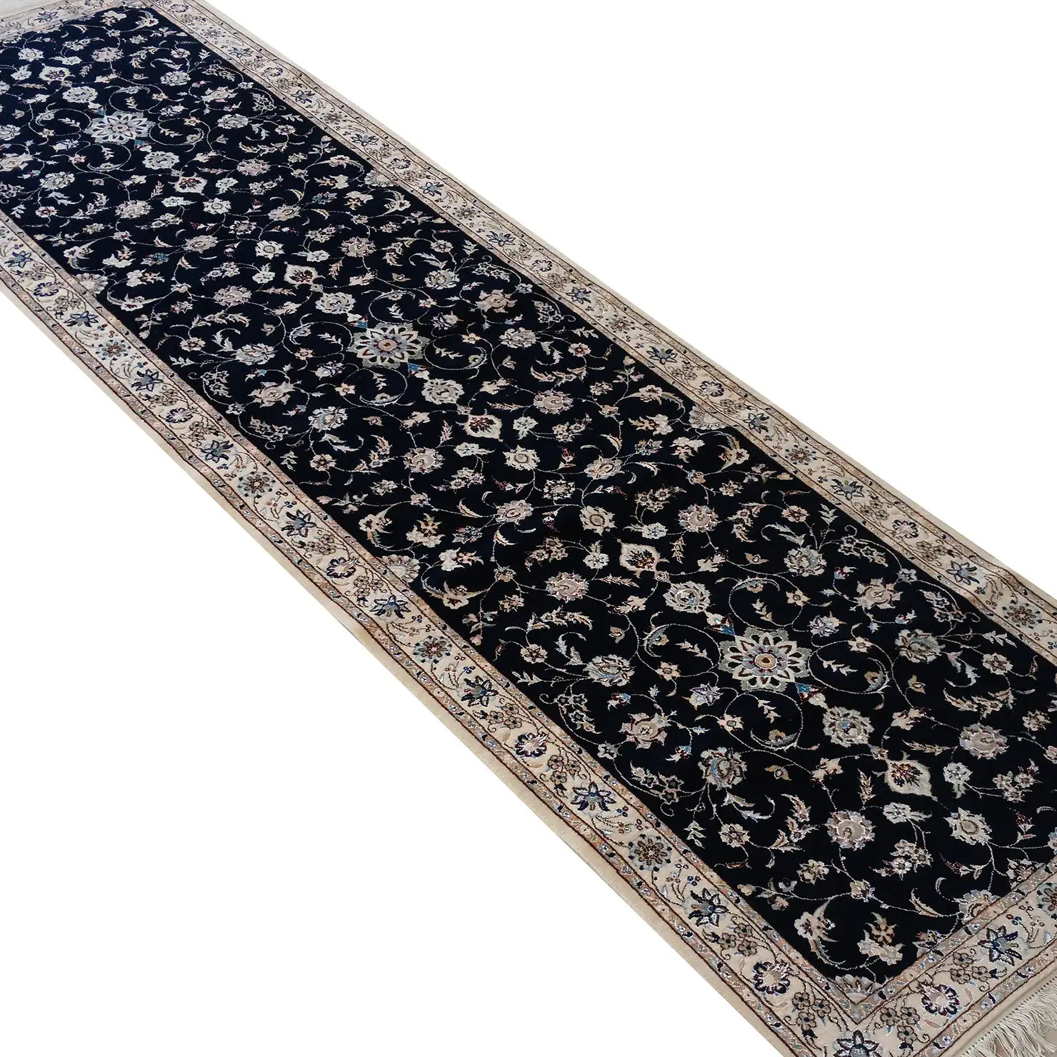 فرش دستباف نایین کناره سایز (۸۵ × ۳۱۵ سانتی‌متر) سرمه‌ای نقشه افشان ۶ لا گل ابریشم – کد ۱۰۸۵