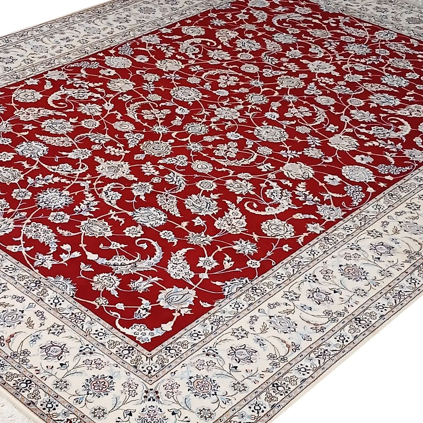 فرش دستباف نایین لاکی نقشه افشان ۶ لا گل ابریشم – ۹ متری – کد ۱۰۷۵