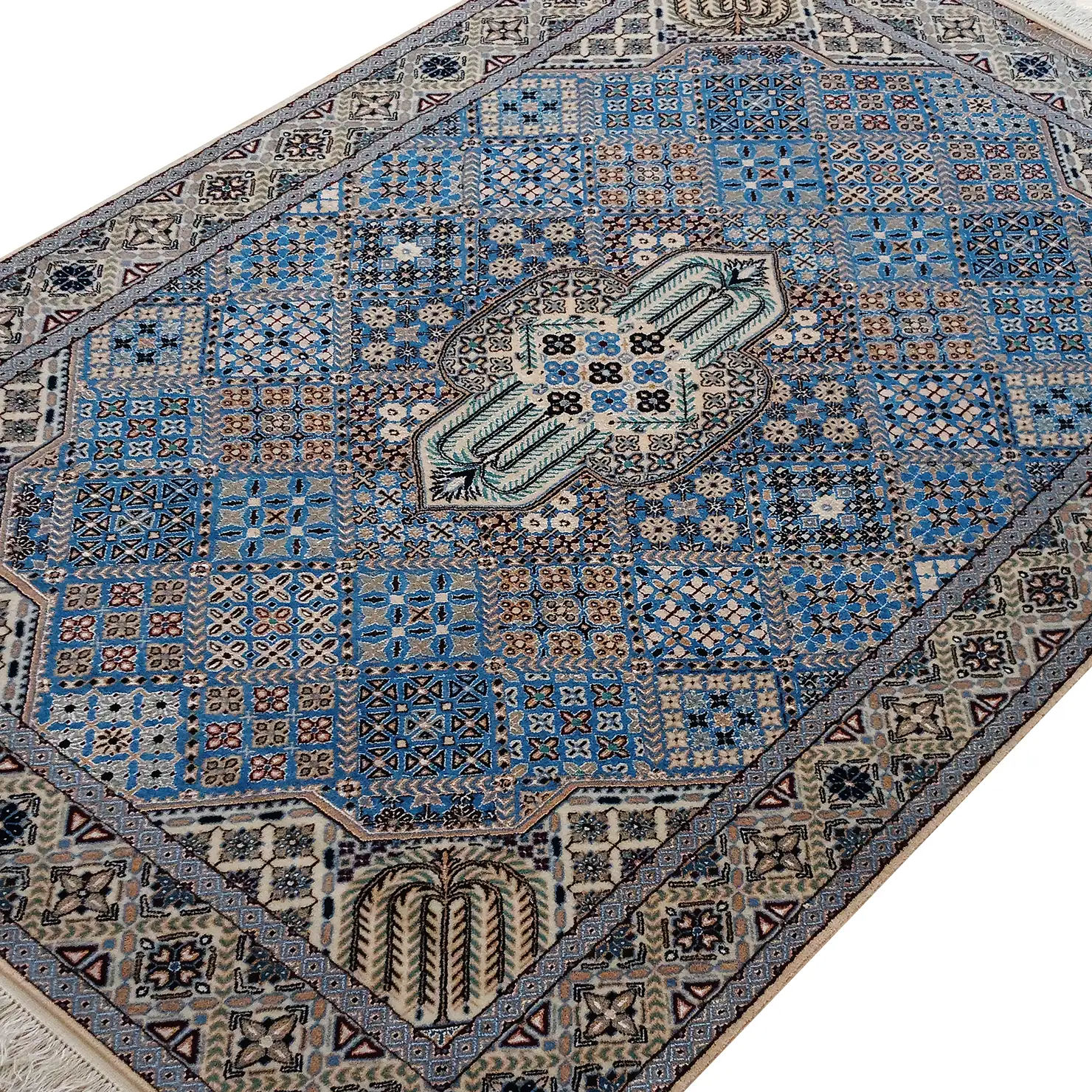 فرش نایین نقشه جوشقان دستباف آبی ۶ لا گل ابریشم – قالیچه (۱۳۰ × ۲۰۰ سانتی‌متر) – کد ۱۰۶۴