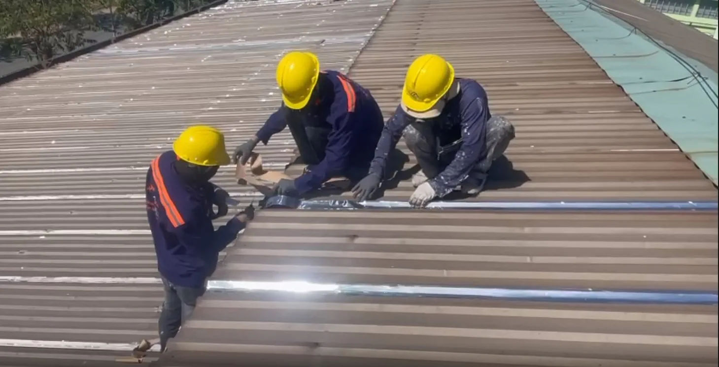Thi công chống dột mái tôn nhà xưởng bằng màng Butyl