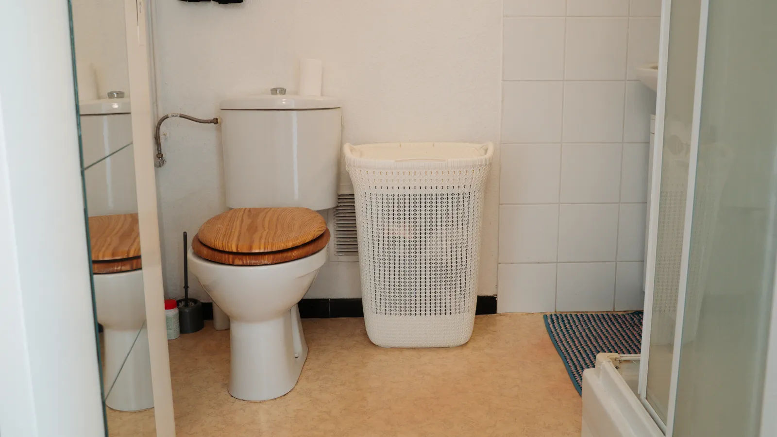 Chống Thấm Nhà Vệ Sinh: Cách Làm Và Vật Liệu Chống thấm nhà vệ sinh bằng vật liệu phù hợp trước khi lát gạch