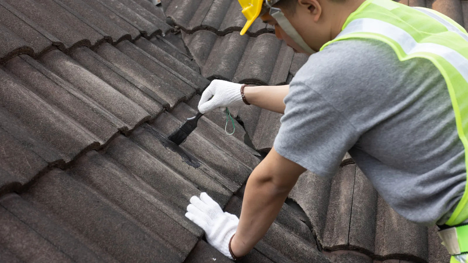 Xử lý khe tiếp giáp mái tôn và tường bị thấm dột