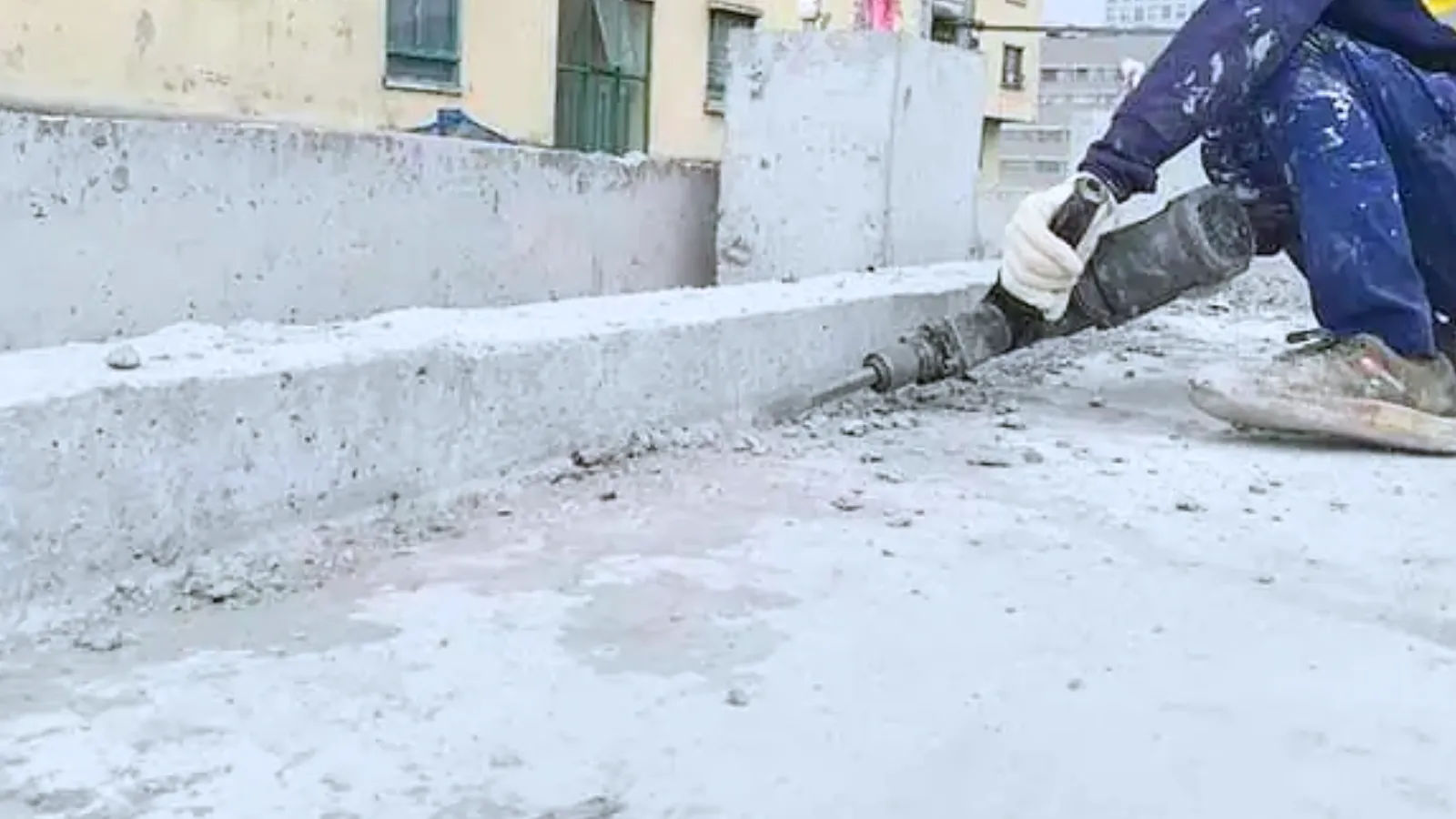 Chuẩn bị bề mặt sàn mái bê tông trước khi thi công màng chống thấm