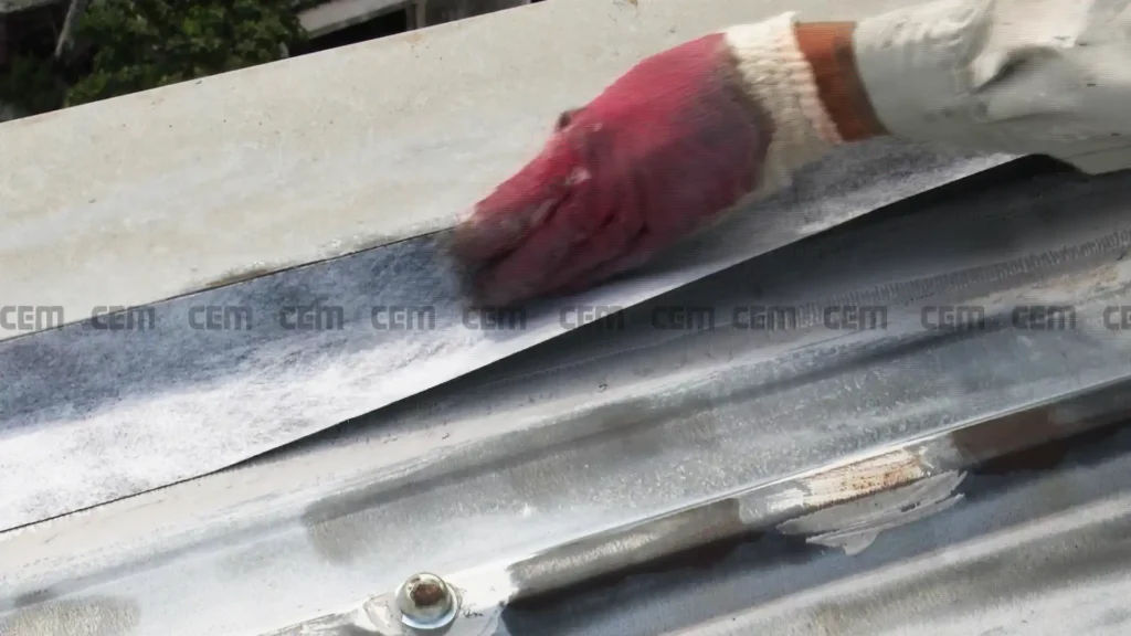 Chống Thấm Giáp Ranh 2 Nhà: Giải Pháp Màng Chống Thấm Tự Dính Butyl Maxell thi-cong-dan-mang-chong-tham-butyl-maxell-4420-polyester