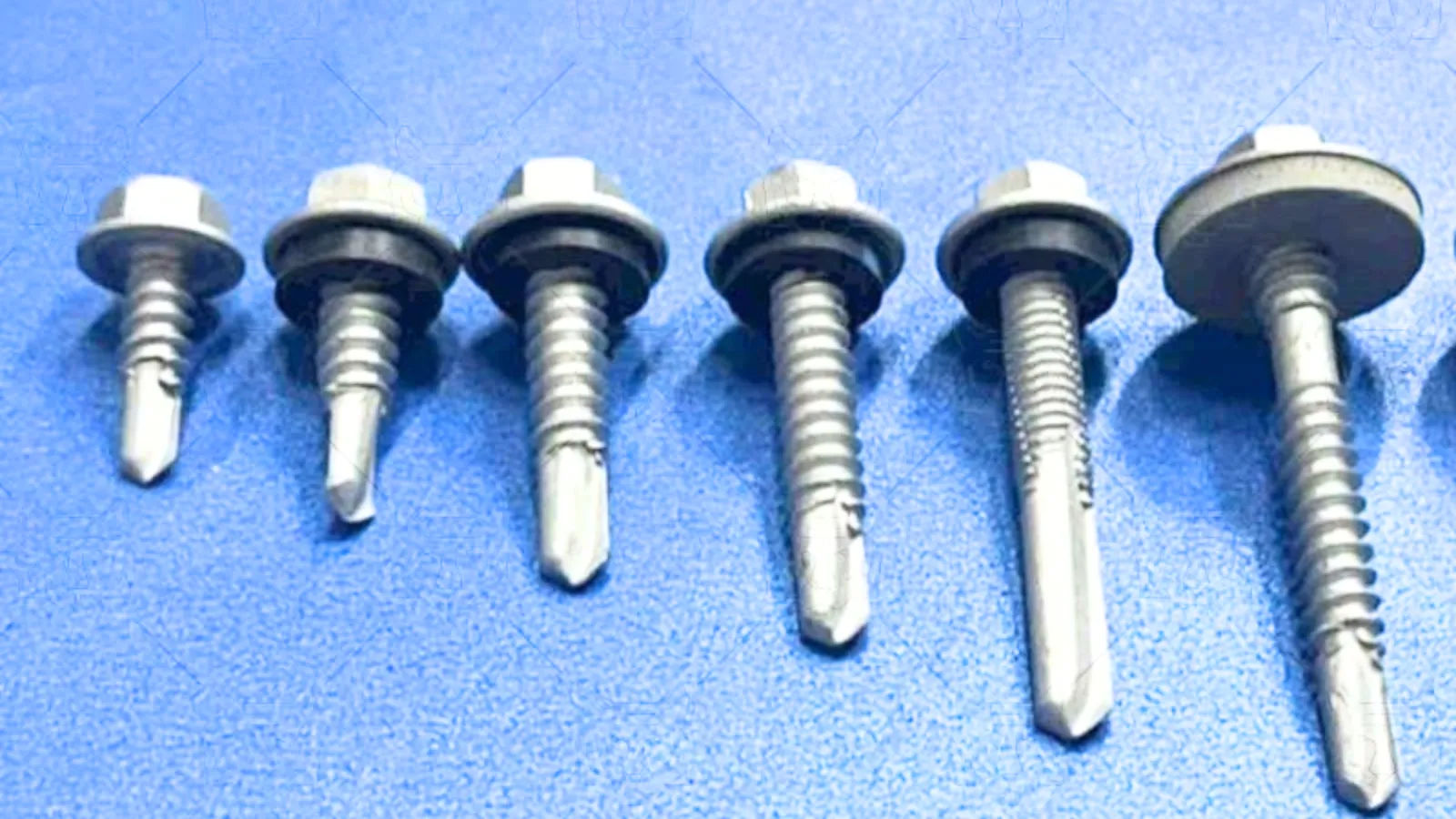 Vít tôn chống thấm bị rỉ sét gây dột mái tôn