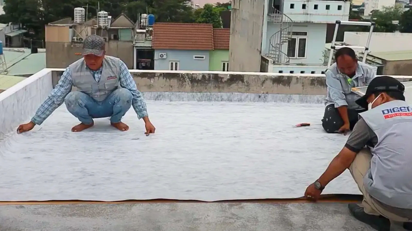 Xử lý vết nứt sàn mái bê tông bằng màng Butyl Maxell 4420 mặt Polyester trước khi quét hóa chất