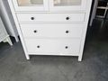 Bílá vitrína s policemi a zásuvkami IKEA HEMNES