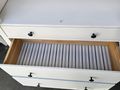 Bílá vitrína s policemi a zásuvkami IKEA HEMNES