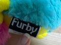 Plyšový Furby modro-žlutý s růžovým chocholem