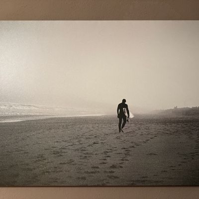 Obraz surfaře na pláži