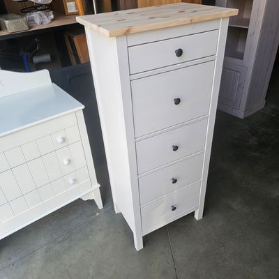 Komoda bílá se šesti zásuvkami a přírodní vrchní deskou
