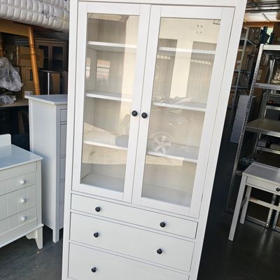 Bílá vitrína s policemi a zásuvkami IKEA HEMNES