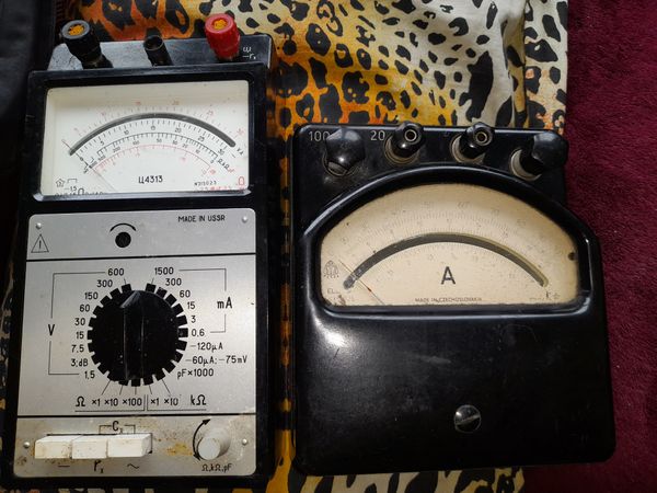 Staré analogové měřící přístroje (ampérmetry a voltmetry) z bývalého Československa a SSSR