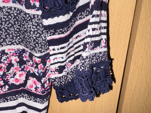 Dámská halenka s rukávy tři čtvrtě a květinovým vzorem