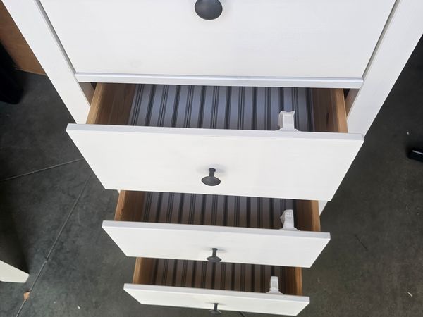 Komoda bílá se šesti zásuvkami a přírodní vrchní deskou
