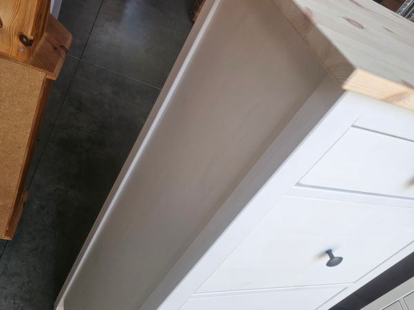 Komoda bílá se šesti zásuvkami a přírodní vrchní deskou