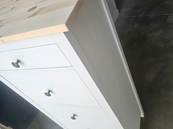Komoda bílá se šesti zásuvkami a přírodní vrchní deskou