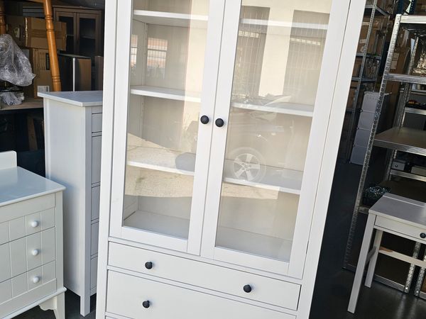 Bílá vitrína s policemi a zásuvkami IKEA HEMNES