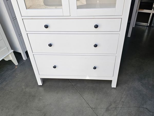 Bílá vitrína s policemi a zásuvkami IKEA HEMNES