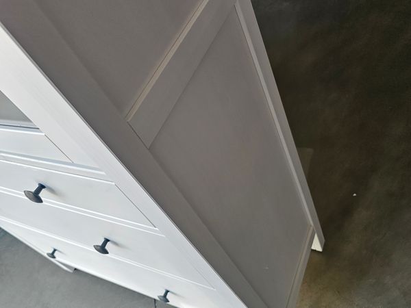Bílá vitrína s policemi a zásuvkami IKEA HEMNES