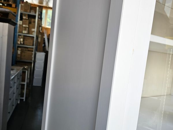 Bílá vitrína s policemi a zásuvkami IKEA HEMNES