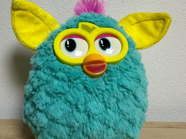 Plyšový Furby modro-žlutý s růžovým chocholem