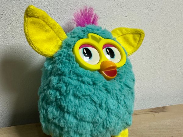 Plyšový Furby modro-žlutý s růžovým chocholem