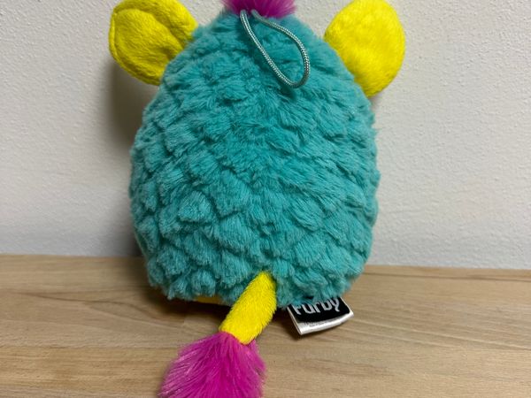 Plyšový Furby modro-žlutý s růžovým chocholem