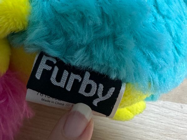 Plyšový Furby modro-žlutý s růžovým chocholem