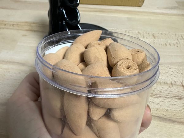 Keramický stojan na vonné kužely s vonnými kužely