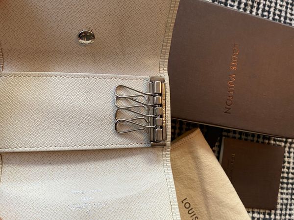 Louis Vuitton kožená klíčenka Epi - bílá