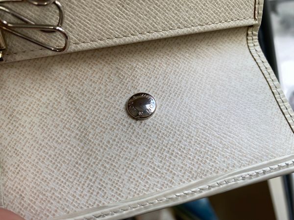 Louis Vuitton kožená klíčenka Epi - bílá
