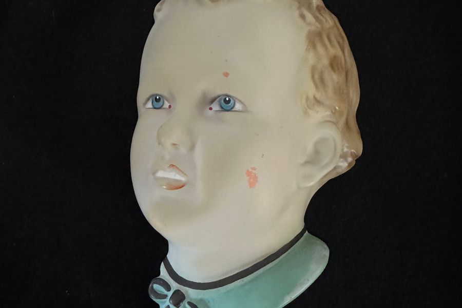 Vintage keramická nástěnná maska hlavy dítěte