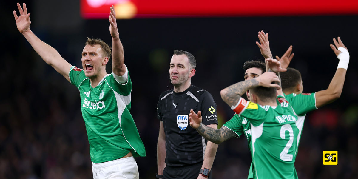 Wasit EPL Chris Kavanagh, Diistirahatkan Usai Error di Piala FA: Keputusan Kontroversial Picu Sorotan!