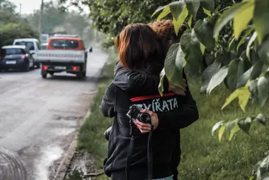Aktivistky, které se přišly před jatky rozloučit se zvířaty - Nevinné oběti