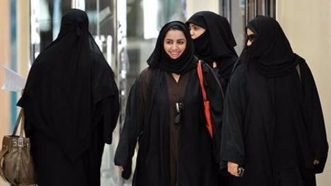 Saudi Arabia: New decree allows women to drive