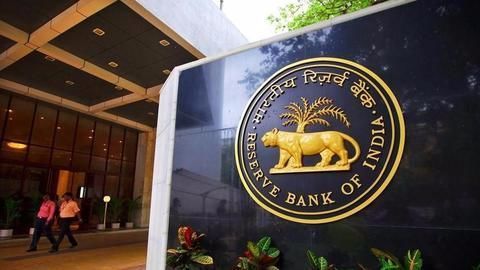 Mandatory to link Aadhaar with bank account: RBI