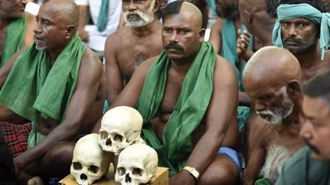 Tamil Nadu farmers continue bizarre protests in Delhi