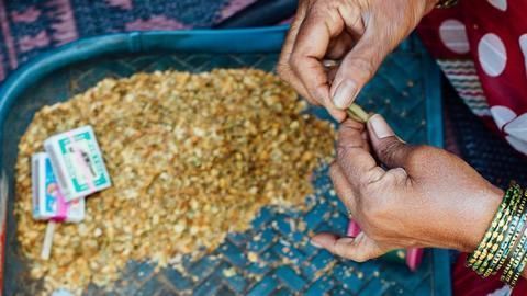 Conflicting versions of bidi industry and its workers