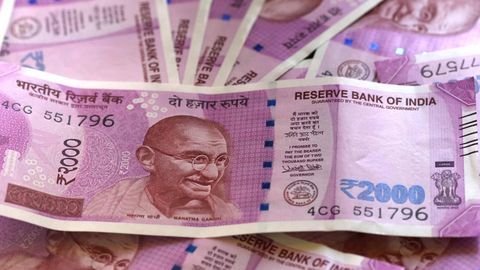 Demonetization: Love while waiting in queue outside ATMs