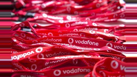 Vodafone inks deal with Meru, Mega, Easy Cabs
