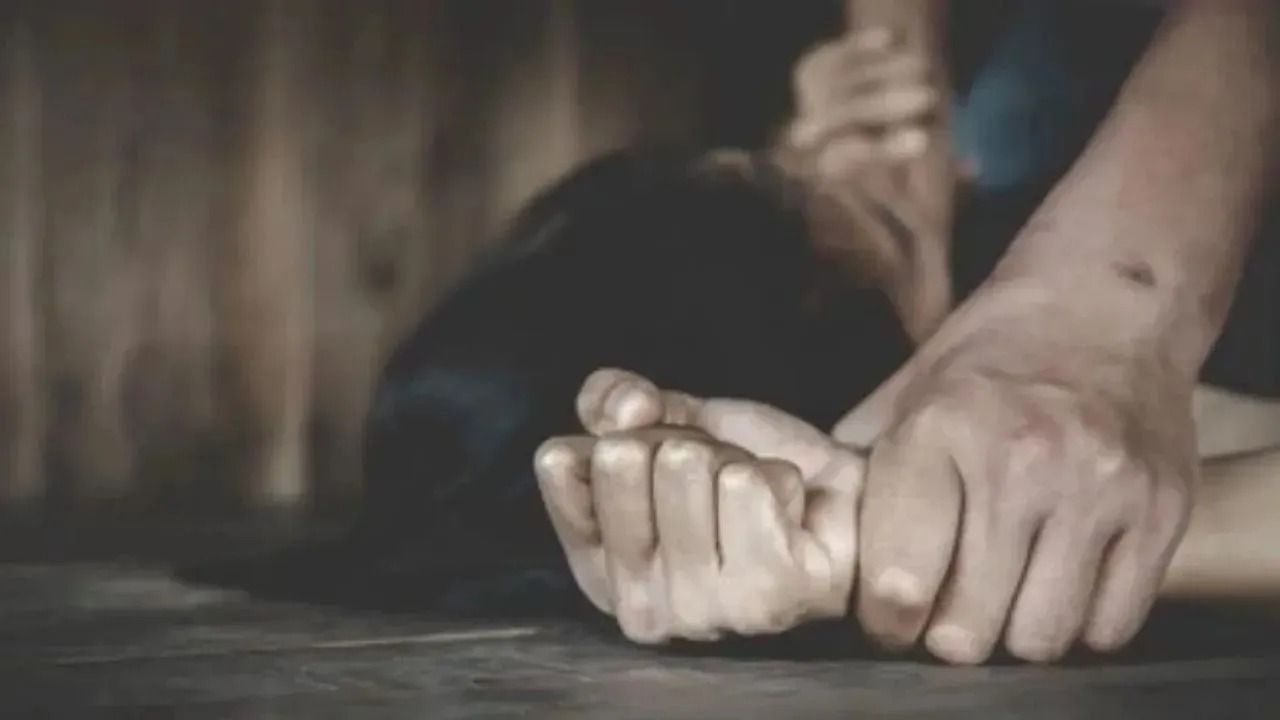 आग्रामध्ये अमानुष अत्याचार! नवऱ्यासमोर पत्नीला नराधमांचा कहर, व्हिडिओ शूट करून धमकी