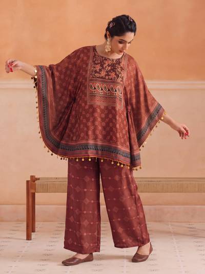 Banno Swagger KFT-220 on model, motion