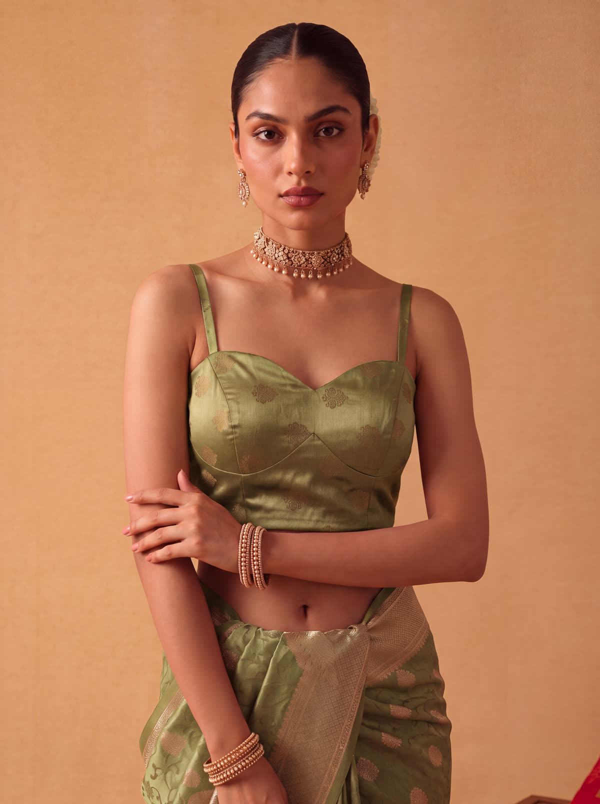 MUWIN SAR-101 on model, close-up, second take with the full blouse in view