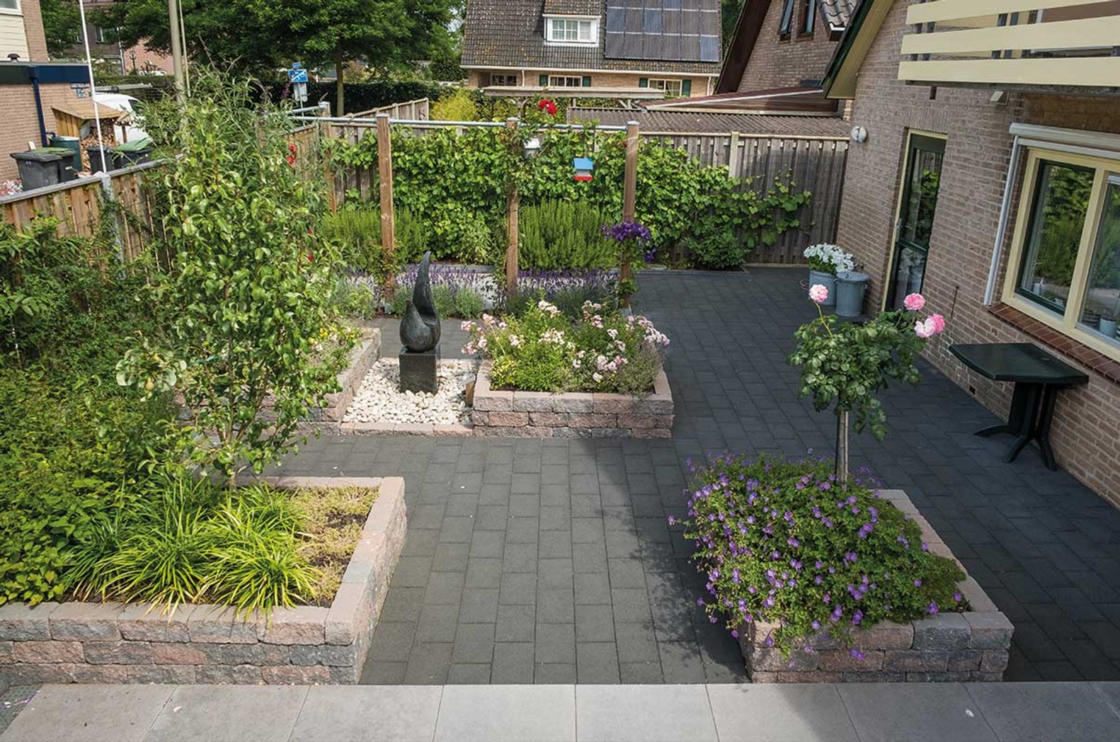 Seniorentuin met felgekleurde planten