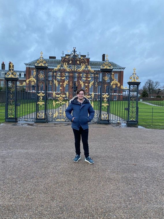 Kensington Palace Gate. 