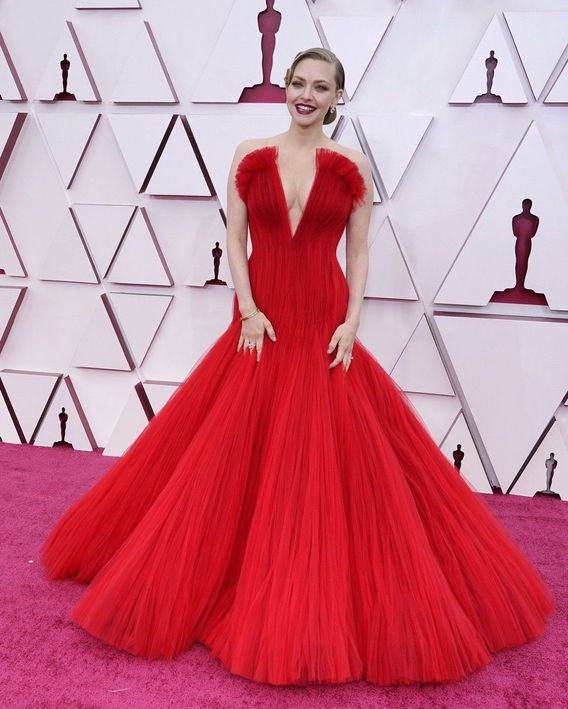 Amanda Seyfried is Stunning in Armani Prive