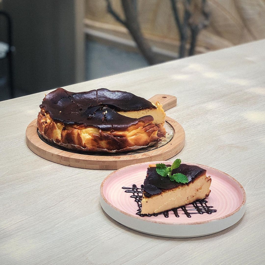 10 Tempat Berburu Basque Burnt Cheesecake Terenak di Jakarta Nibble