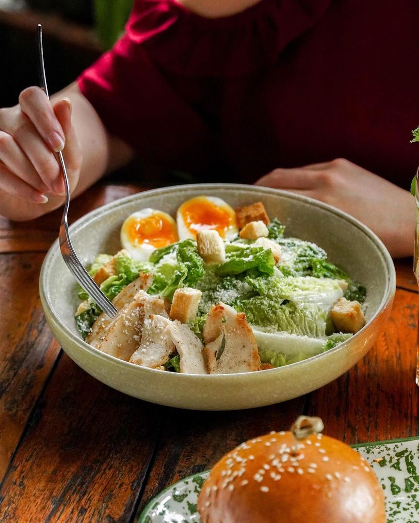 10 Cafe dan Resto Buat Cobain Caesar Salad Jakarta yang Terbaik Nibble